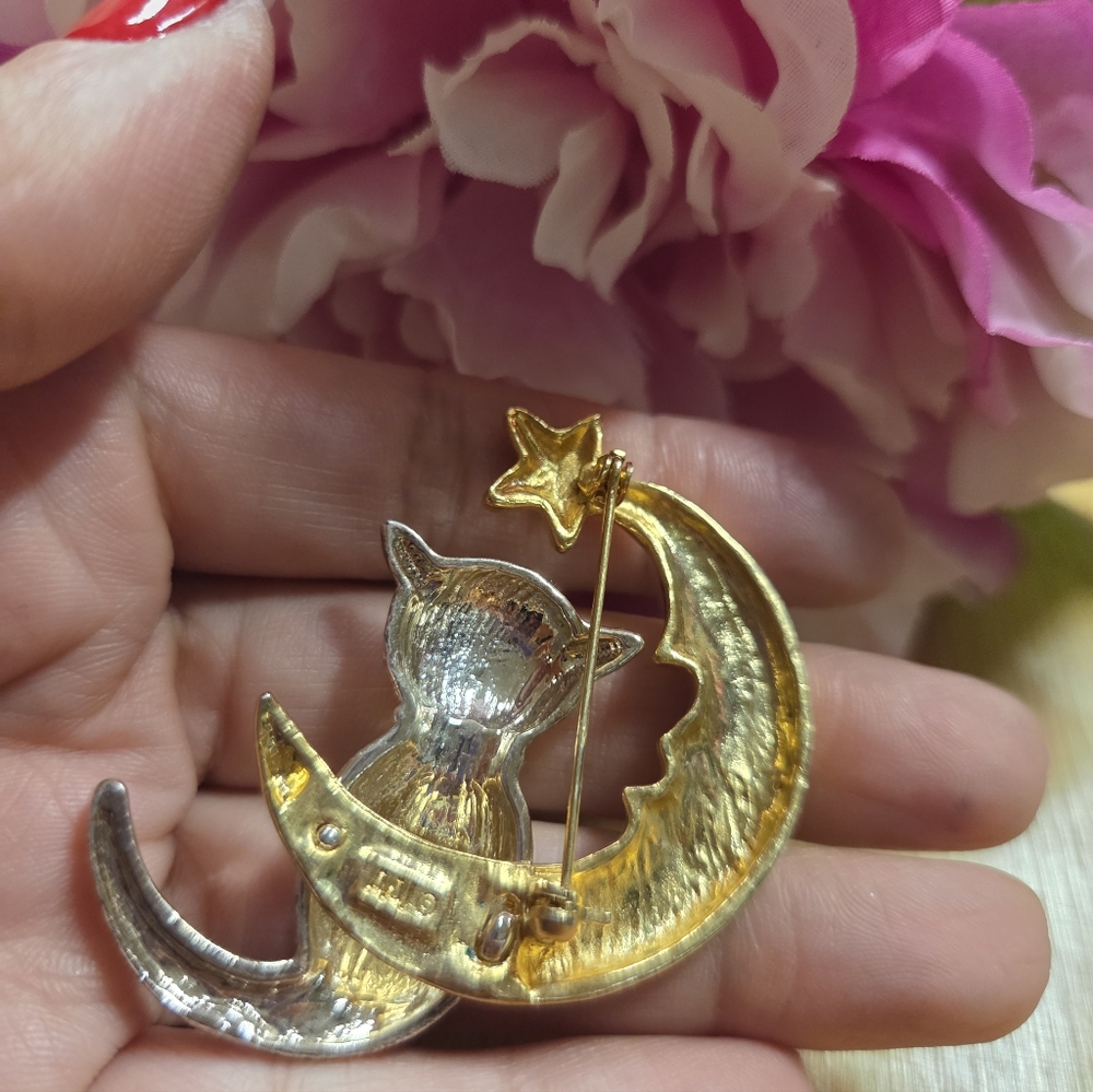 Elegant Gold and Silver Cat Brooch - Picture 2 of 3